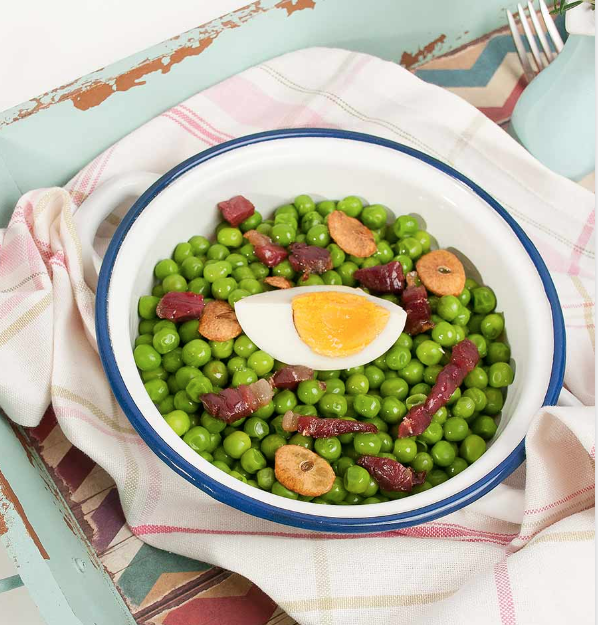 Bacalao al horno con pimientos con guisantes con jamón y huevo cocido.